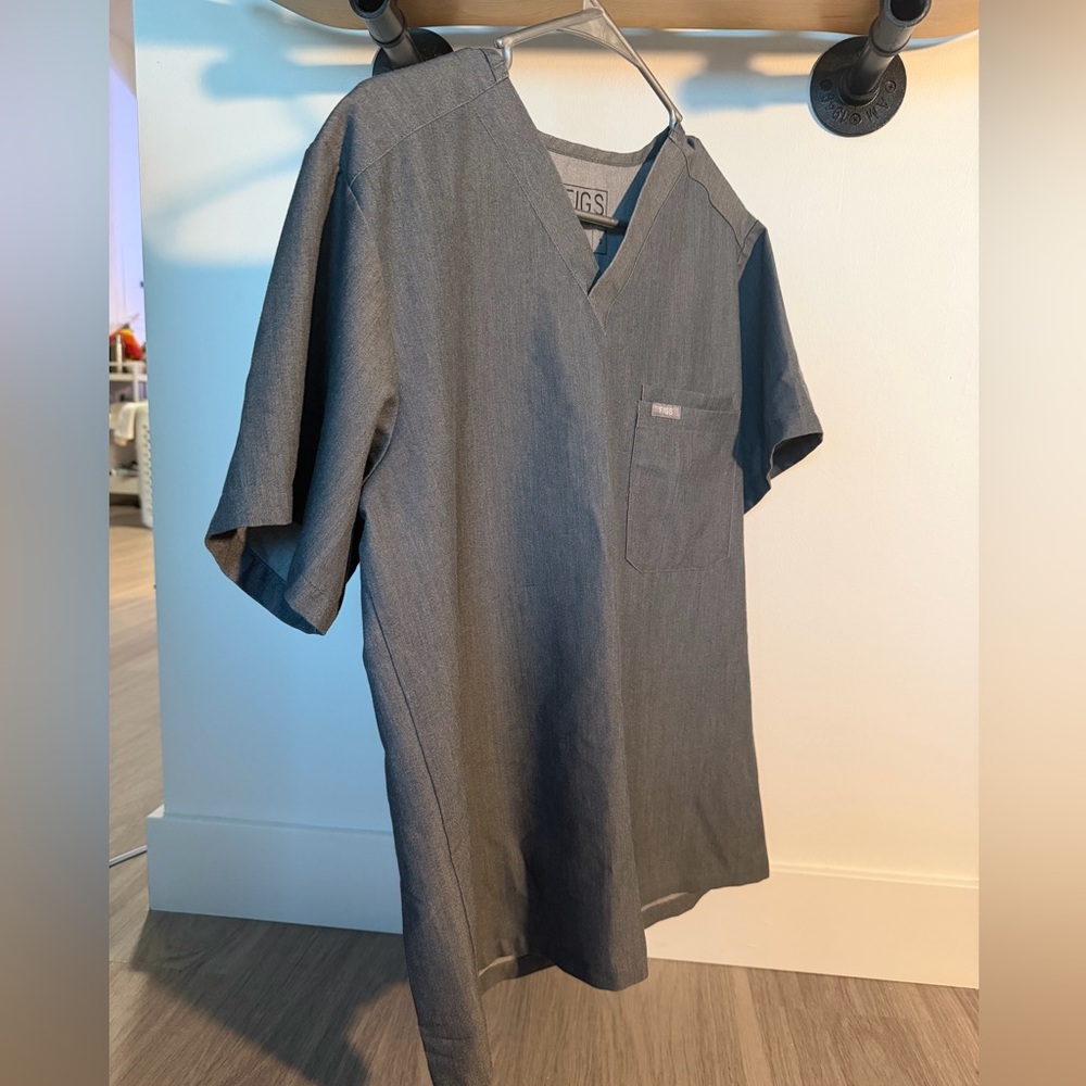 FIGS Men's V-Neck Scrub Top in Gray with Pants